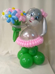 Фигура из шаров "Заинька с цветами"