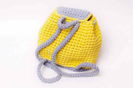 Вязанный детский рюкзачок желтый